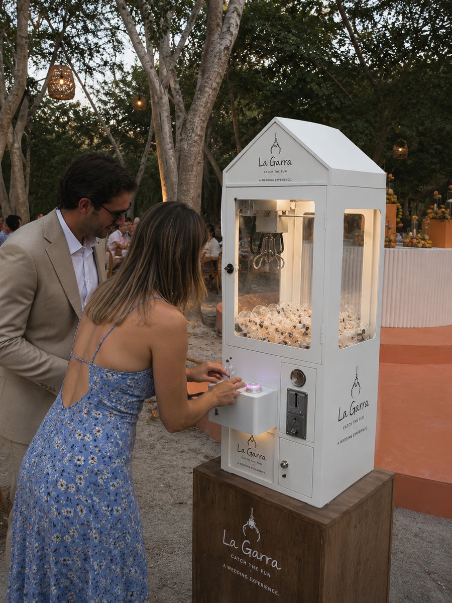 Una pareja de invitados frente a La Garra