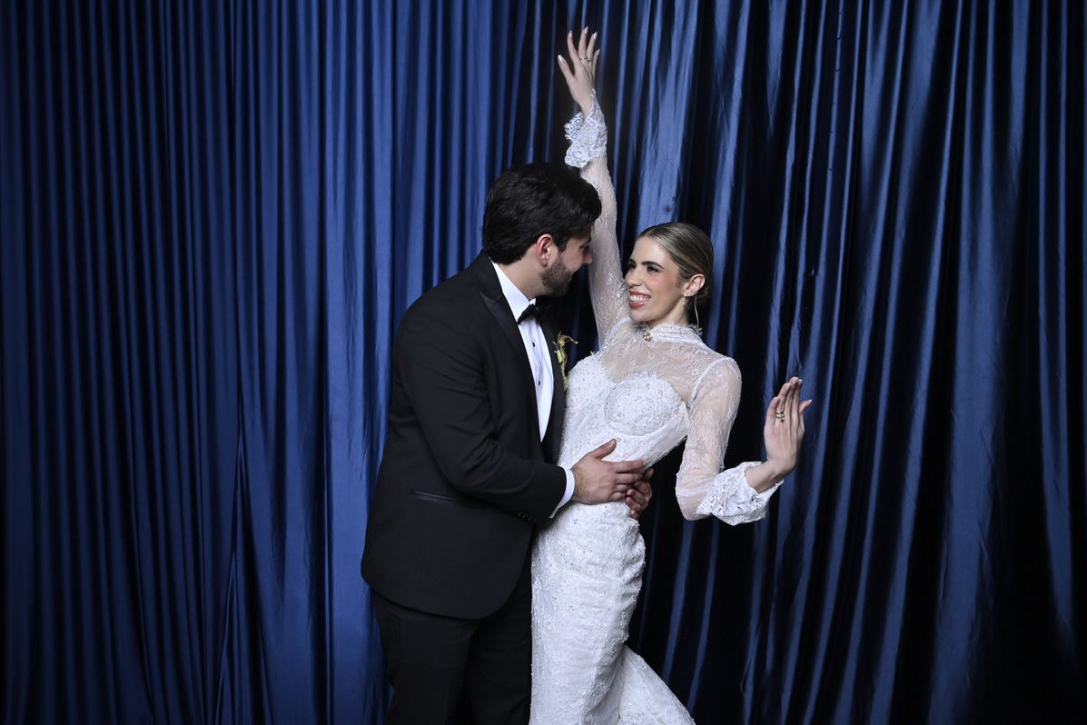 Los novios retratados a color sobre fondo azul