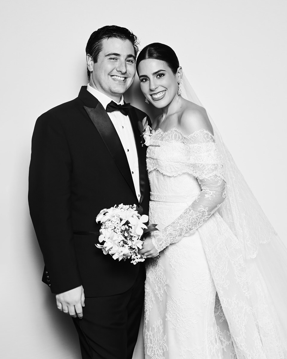 Novios retratados en el set del Portrait Station