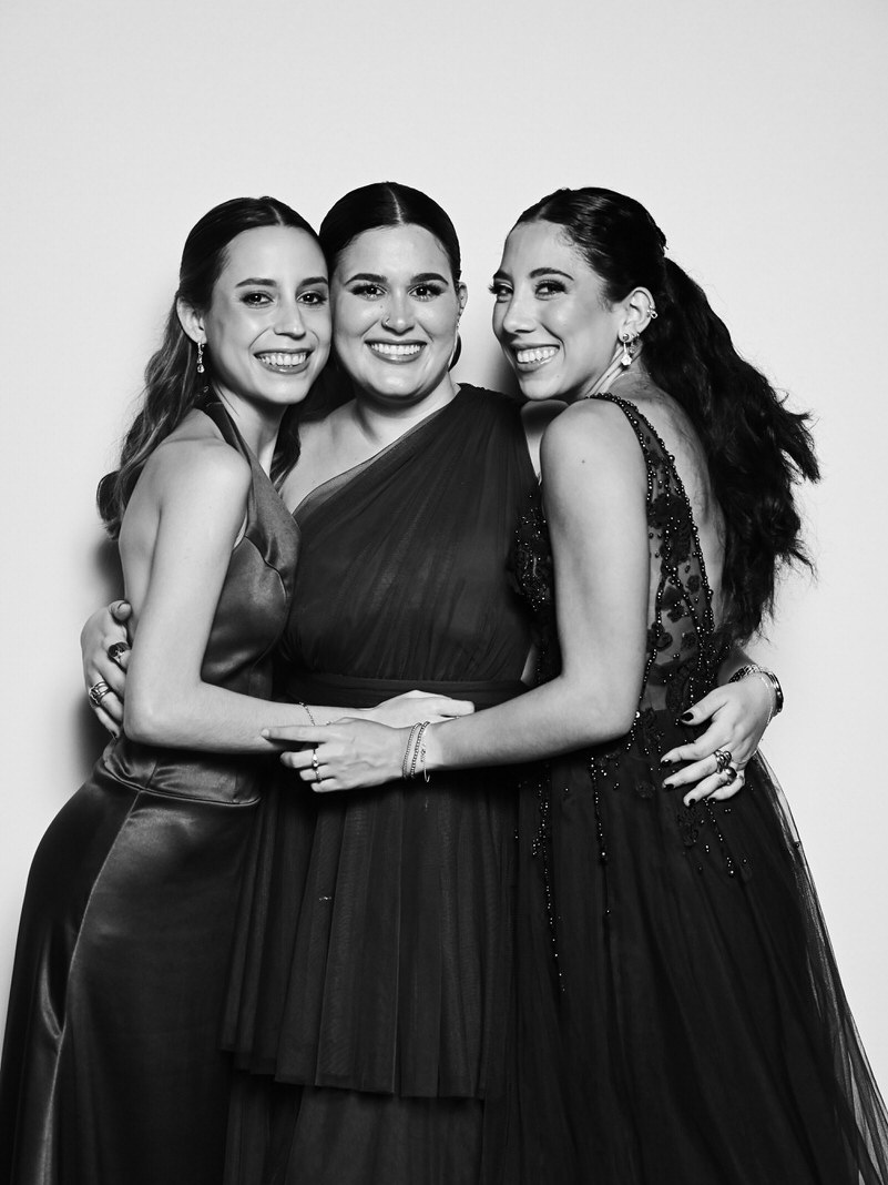 Tres invitadas retratadas en blanco y negro